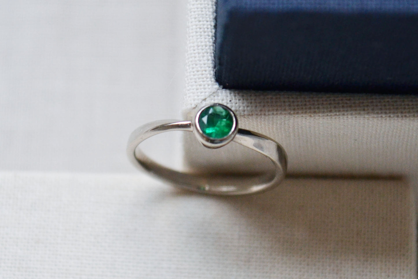 Anel Torcido Esmeralda